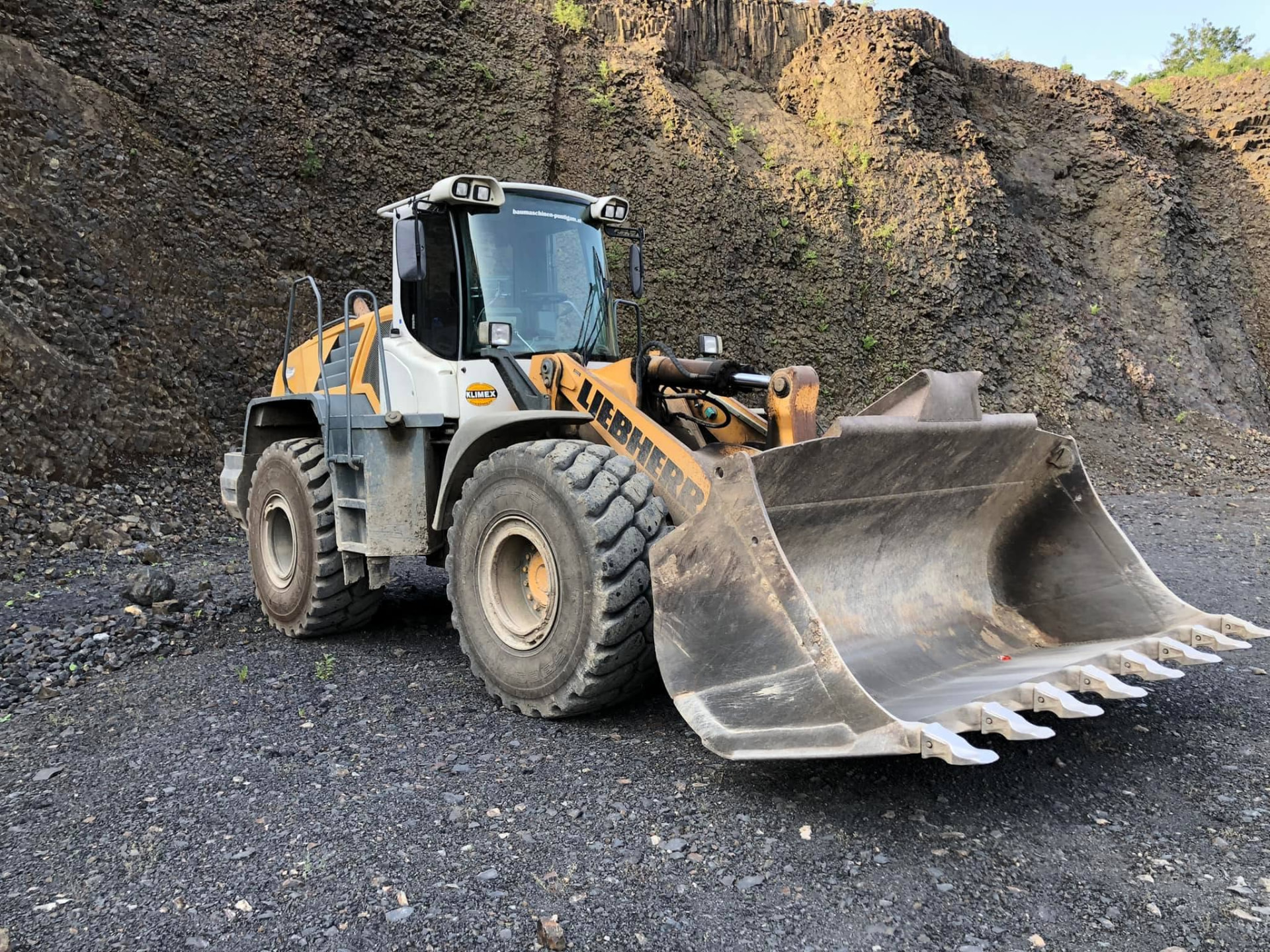 Kolový nakladač Liebherr v čedičovém lomu